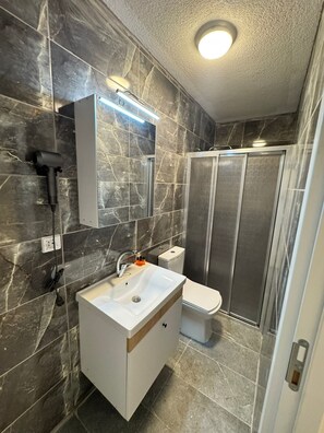 Shower, perlengkapan mandi gratis, pengering rambut, dan sabun