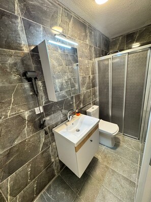 Douche, articles de toilette gratuits, sèche-cheveux, savon