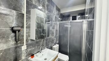 Douche, articles de toilette gratuits, sèche-cheveux, savon