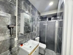 Dusche, kostenlose Toilettenartikel, Haartrockner, Seife