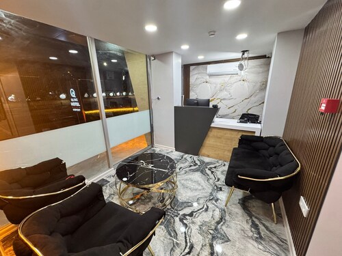 Q Line Hotel