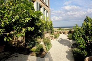 Property grounds - Between Champagne and Burgundy, family home with swimming pool. (Ervy-le-Châtel)