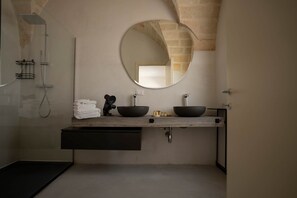 Een haardroger, een bidet, handdoeken, zeep