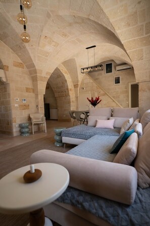 Smart-TV, Kamin, Bücher