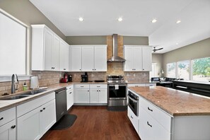 Fridge, microwave, oven, stovetop - Cozy Getaway w/ Hot Tub & Game Room (Horseshoe Bay)