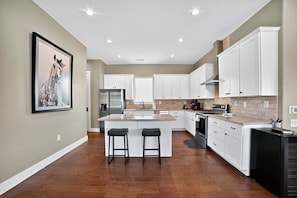 Fridge, microwave, oven, stovetop - Cozy Getaway w/ Hot Tub & Game Room (Horseshoe Bay)