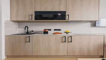 Kühlschrank, Mikrowelle, Herdplatte, Toaster