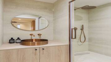 Een douche, een haardroger, handdoeken