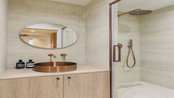 Een douche, een haardroger, handdoeken