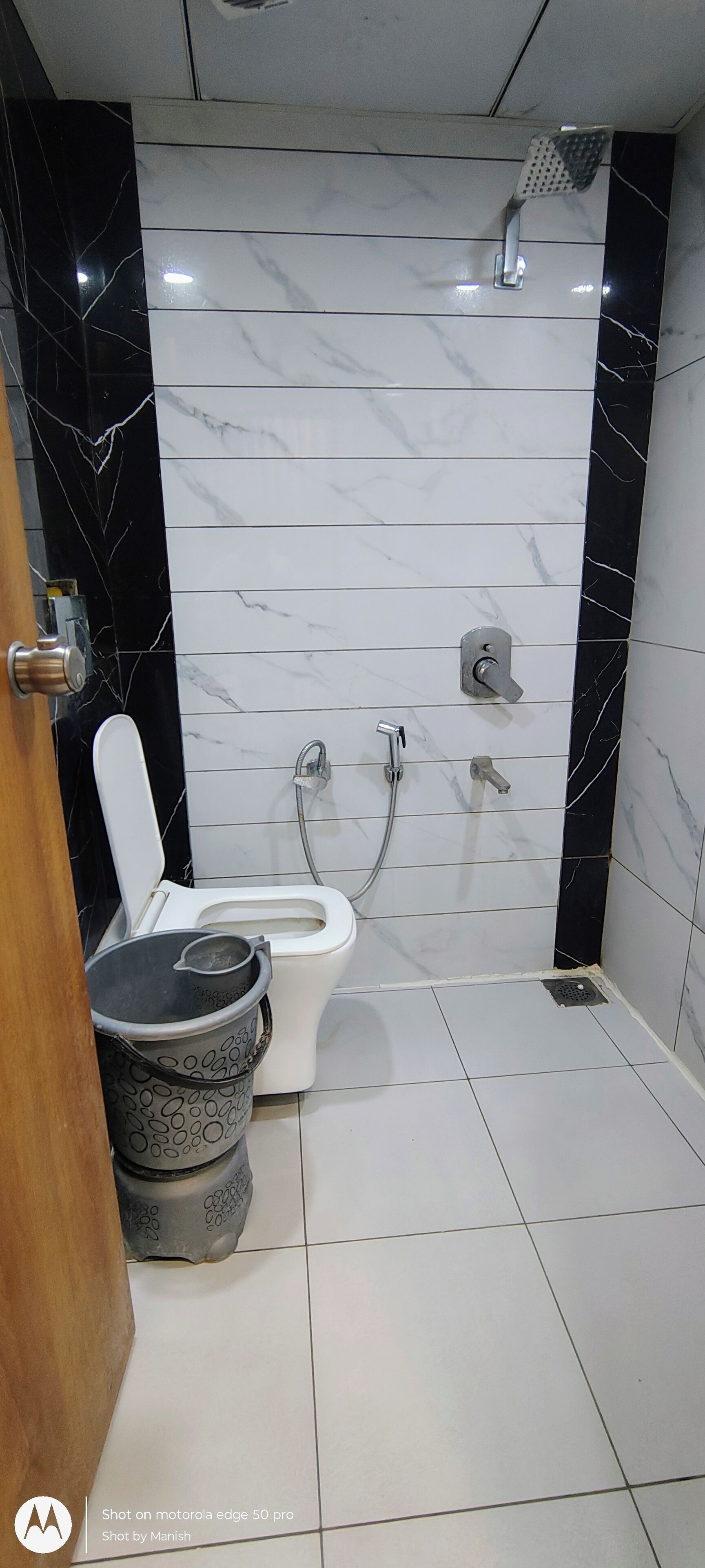 Rom – deluxe | Bad | Kombinert dusj/badekar, tøfler, håndklær og såpe