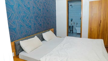 Deluxe Room | Laptop workspace, free WiFi