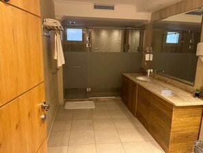 Shower, free toiletries, hair dryer, slippers - Dimora Hotel Cairo (Giza)