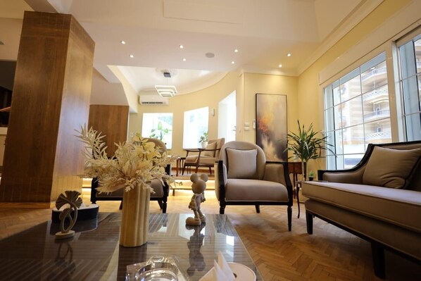 Coin salon dans le hall