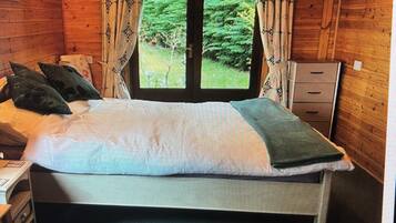 3 bedrooms, iron/ironing board, travel crib, free WiFi