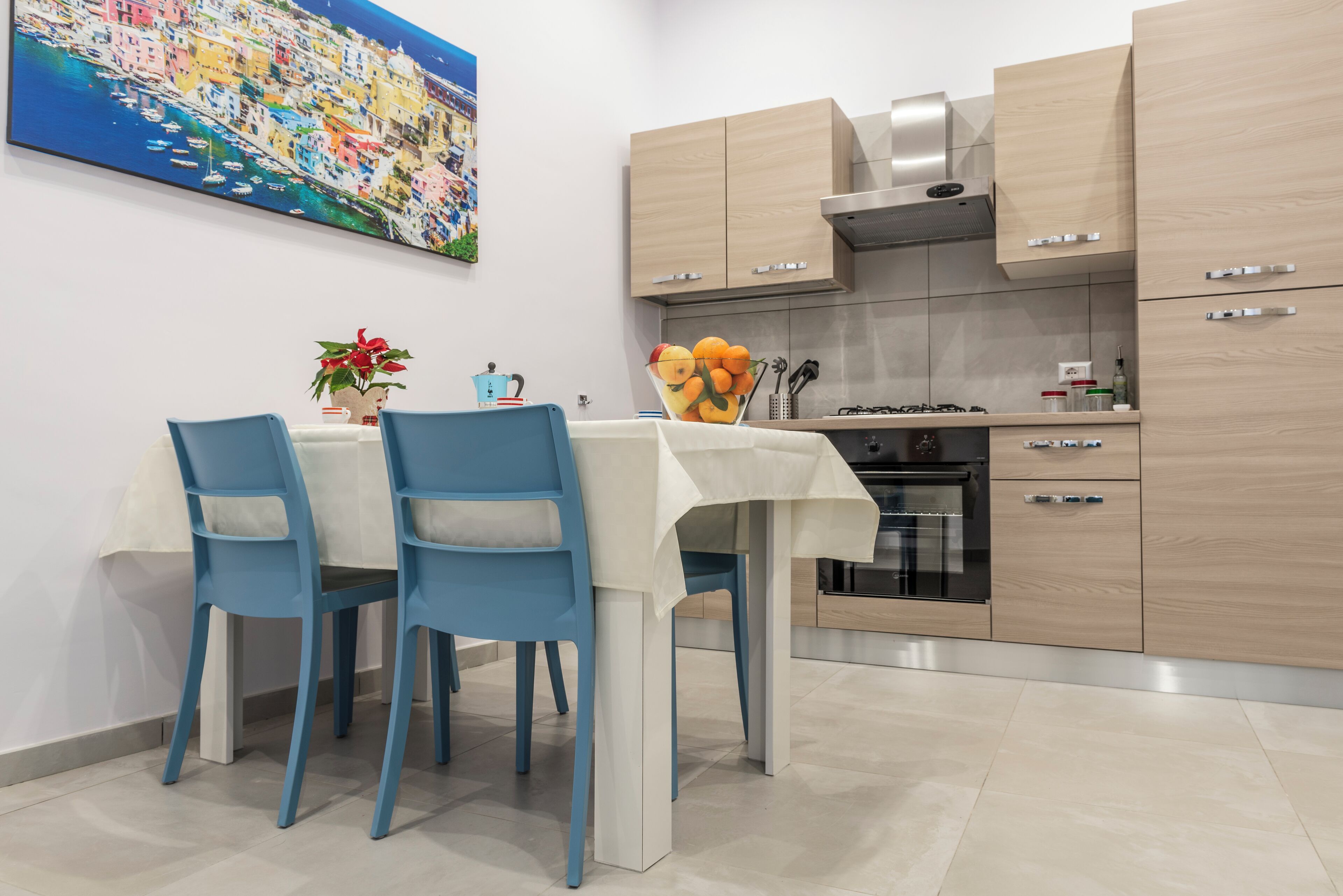 Refrigerador, horno, placa de cocina, tetera/pava eléctrica