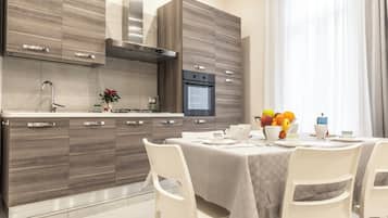 Frigorifero, forno, piano cottura, bollitore elettrico