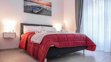 Schreibtisch, VerdunkelungsvorhÀnge, schallisolierte Zimmer