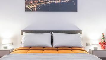 Una scrivania, tende oscuranti, insonorizzazione, ferro/asse da stiro