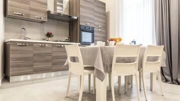 Fridge, oven, stovetop, cookware/dishes/utensils