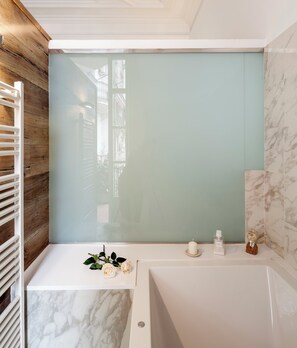 Suihku, poreamme, hiustenkuivaaja, pyyhkeet