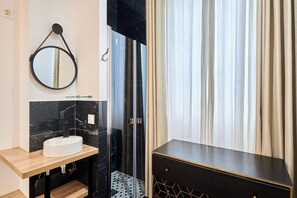Appartement | Salle de bain | Séchoir à cheveux, serviettes fournies, savon, shampooing