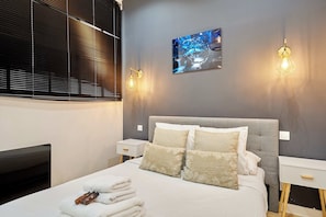 Apartment | 3 bedrooms, laptop workspace, iron/ironing board, bed sheets - Apartment Center of Paris Sacre Coeur (Paris)