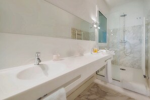 Douche, sèche-cheveux, serviettes fournies, savon