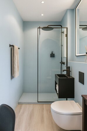 Dusch, hårtork, handdukar och tvål