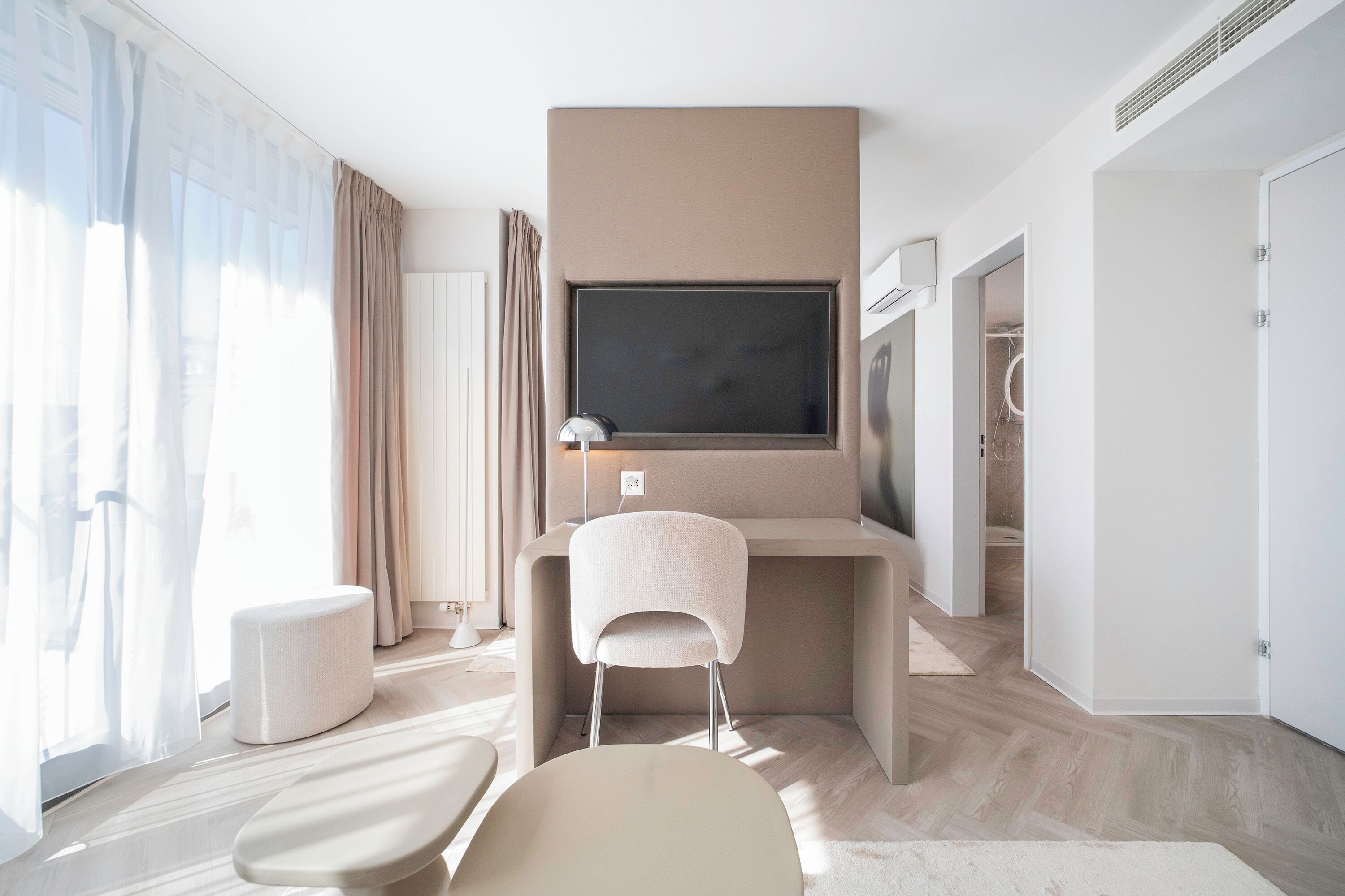 Suite City View, Mini Bar | Iron/ironing board, WiFi (free), bed sheets