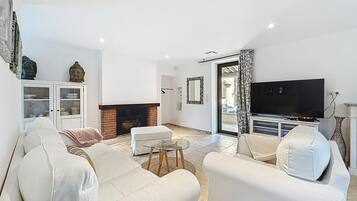 TV connectée, cheminée, livres