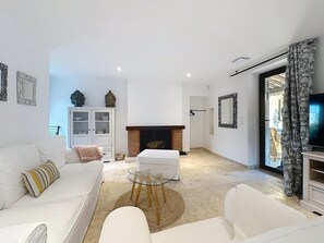 TV, fireplace