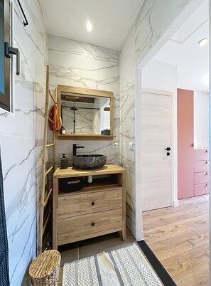 Shower, hair dryer, towels