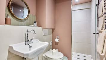 Apartment | Bathroom | Hair dryer, shampoo