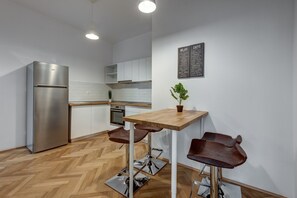Fridge, microwave, oven, stovetop - Luxury Central Retreat – Tudor Arghezi 26 - University Square (București)