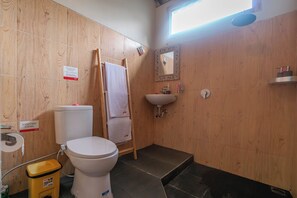 Deluxe tweepersoonskamer | Badkamer | Een douche, gratis toiletartikelen, een bidet, handdoeken