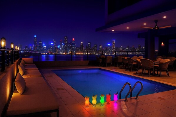 Una piscina al aire libre