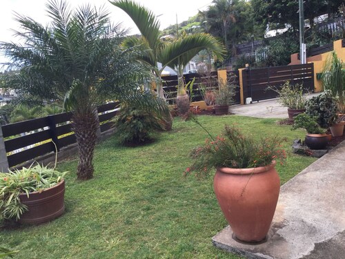 Spacious 2-bedroom apartment in Avirons - Terrace & Parking