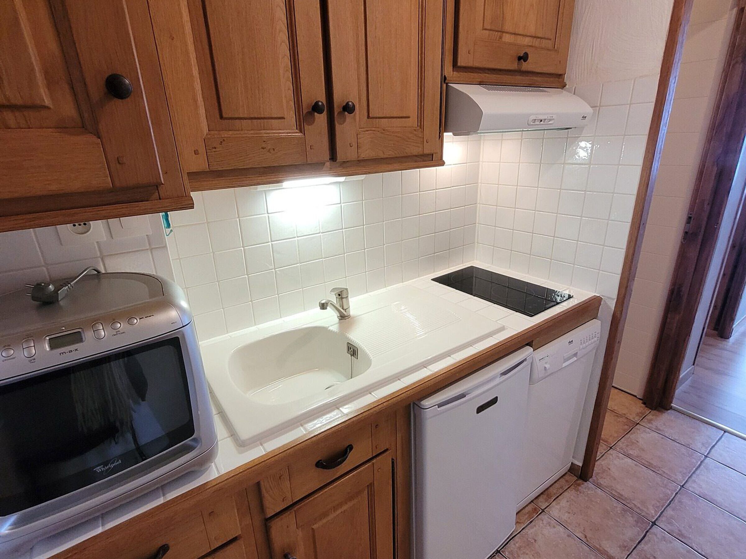 Réfrigérateur, four à micro-ondes, surface de cuisson, lave-vaisselle