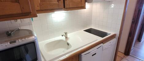 Réfrigérateur, four à micro-ondes, surface de cuisson, lave-vaisselle