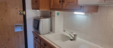 Køleskab, mikrobølgeovn, kogeplade, opvaskemaskine