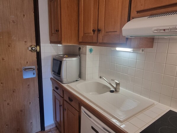 Fridge, microwave, stovetop, dishwasher