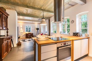 Fridge, oven, stovetop, dishwasher - Holiday Home 'Casa Del Norte' with Private Garden and Wi-Fi (Neukirchen)