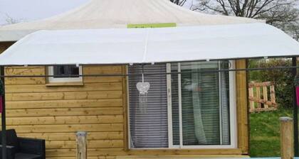 Cozy chalet with terrace for 2 guests