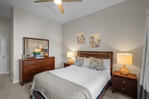 1 bedroom, desk, free WiFi, bed sheets - Sophisticated Elegance Spacious Condo (Tucson)