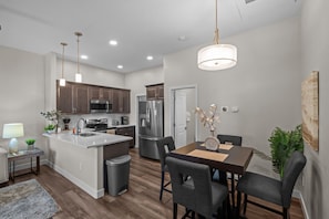Dining - Sophisticated Elegance Spacious Condo (Tucson)