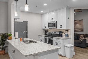 Fridge, microwave, oven, stovetop - Chic Uptown Condo Tucson (Tucson)