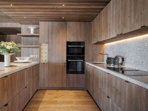 雪櫃、微波爐、焗爐、洗碗機