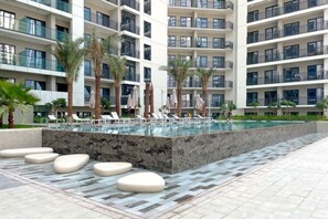 Una piscina al aire libre