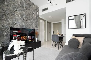 Apartamento Deluxe, 1 habitación, vistas al lago | Zona de estar | Televisión de pantalla plana de 125 cm con canales digitales