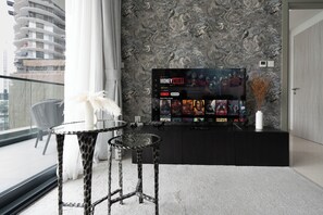 Apartamento Deluxe, 1 habitación, vistas al lago | Zona de estar | Televisión de pantalla plana de 125 cm con canales digitales